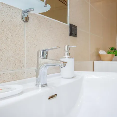 Opera Et - 200m Dall'arena Con Convenzione Per Parcheggio E Colazione In Pasticceria Adiacente 게스트하우스